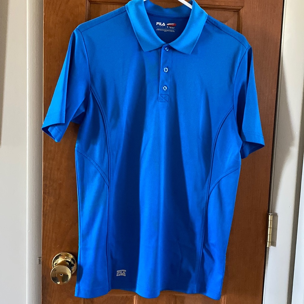 Fila sport golf shirt in EUC. Size S.